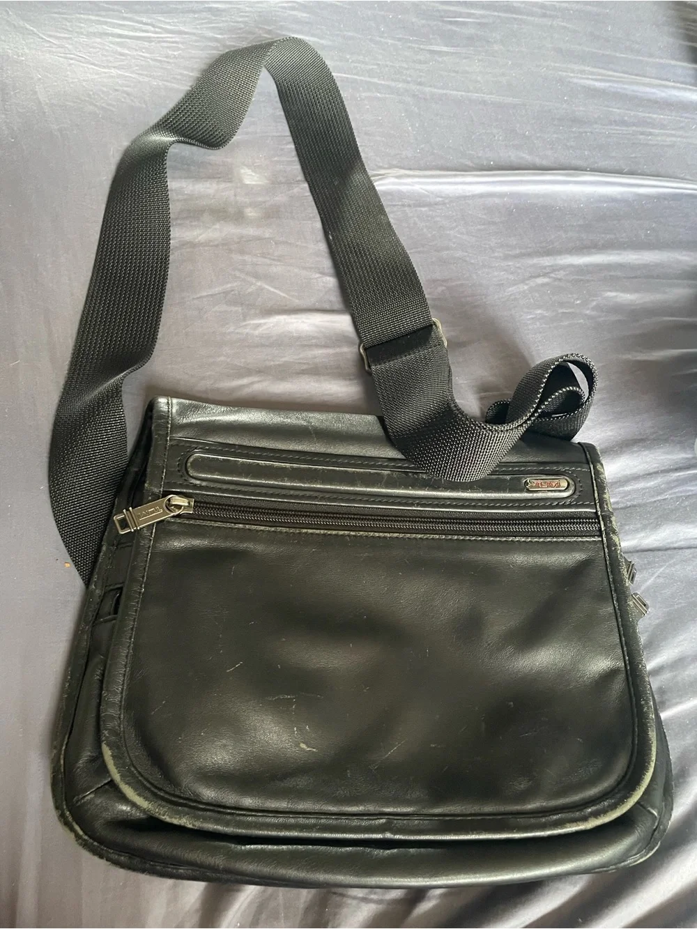 Tumi  Small  Multi  Compartment Black Leather Messenger Bag. Alpha Series.